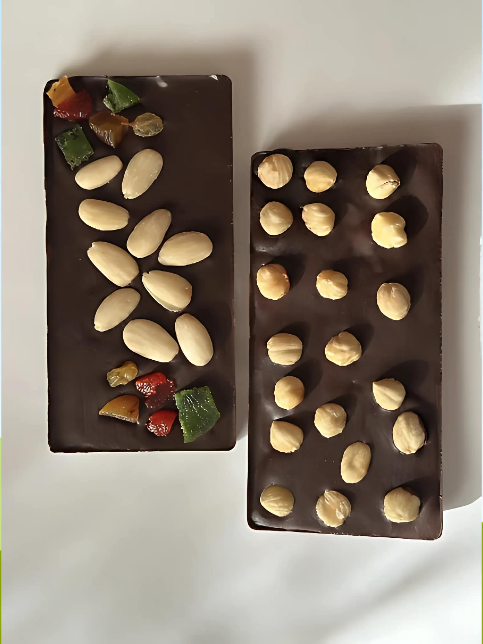 Tablettes de chocolat  garnies de fruits secs et séchés